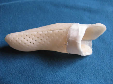 Night splint for the little finger made of thermoplastic material. It is simply slipped onto the finger.