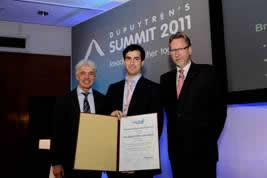 Oliver Donaldson, Preisträger des Dupuytren Awards 2011, erhält den Preis auf dem Londoner Dupuytren's Summit 2011.